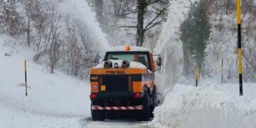 Neve “natalizia”, l’intervento dei mezzi della Provincia per garantire la viabilità
