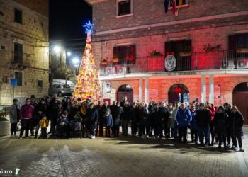L’accensione dell’albero all’uncinetto dà il via al calendario natalizio di Lentella