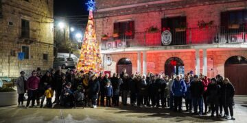 L’accensione dell’albero all’uncinetto dà il via al calendario natalizio di Lentella