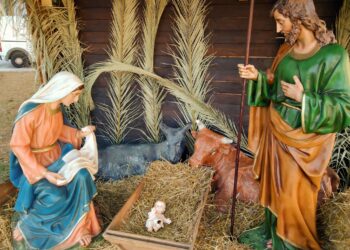 Danneggiato il Bambinello del presepe di piazza Rossetti. «Gesto vile che non resterà impunito»