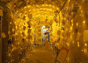 Speranze, ansie e sogni affidati al Vicolo dei desideri: «Sui bigliettini, frammenti di vita»