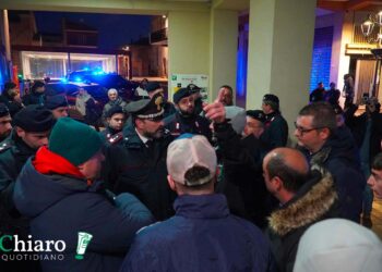 San Salvo-Pro Vasto, i tifosi di casa restano fuori ed esplode la protesta sotto il Comune: «La città non merita questo»