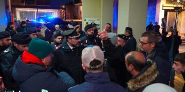 San Salvo-Pro Vasto, i tifosi di casa restano fuori ed esplode la protesta sotto il Comune: «La città non merita questo»
