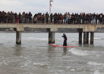 Bimbi felici e spiaggia gremita: gioia ed entusiasmo a Vasto Marina con la “Befana viene dal mare”