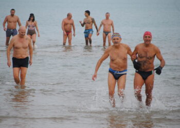 Tuffo in mare il 1° gennaio: a Vasto Marina protagonisti 21 “audaci”