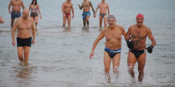 Tuffo in mare il 1° gennaio: a Vasto Marina protagonisti 21 “audaci”