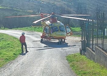 Eliambulanza in centro a Cupello, medico e infermiere si calano col verricello