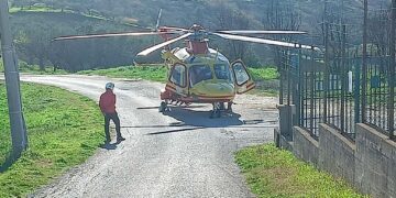 Eliambulanza in centro a Cupello, medico e infermiere si calano col verricello