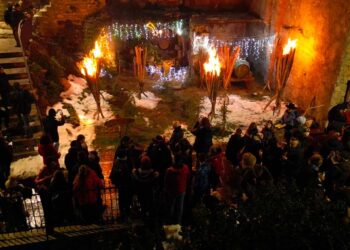 A Fraine il fuoco delle farchie segna il passaggio dell’anno: rinnovata la tradizione della Vigilia