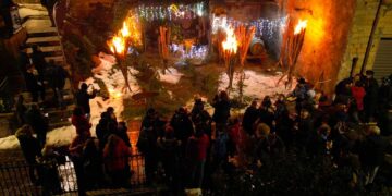 A Fraine il fuoco delle farchie segna il passaggio dell’anno: rinnovata la tradizione della Vigilia