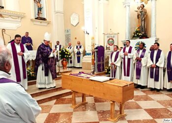 Chiesa gremita e profondo cordoglio per l’ultimo saluto a don Giuliano Manzi