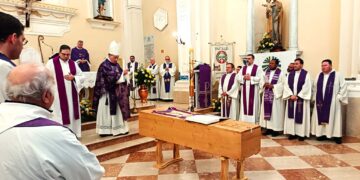 Chiesa gremita e profondo cordoglio per l’ultimo saluto a don Giuliano Manzi