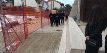 Centinaia di persone per l’ultimo saluto a Eleonora: «Sei stata unica»