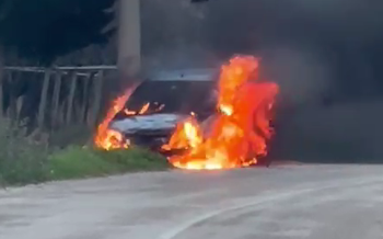 Auto prende fuoco mentre è in movimento, vettura distrutta