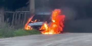 Auto prende fuoco mentre è in movimento, vettura distrutta