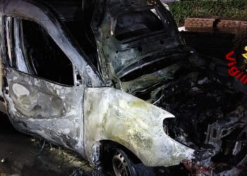 Mezzo della Pulchra a fuoco in via Paolucci, si ipotizza il gesto doloso