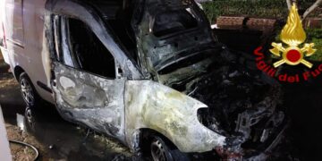 Mezzo della Pulchra a fuoco in via Paolucci, si ipotizza il gesto doloso