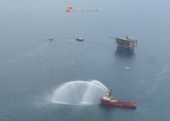 Incendio sulla piattaforma petrolifera “Rospo Mare”: nessun ferito, estrazioni sospese