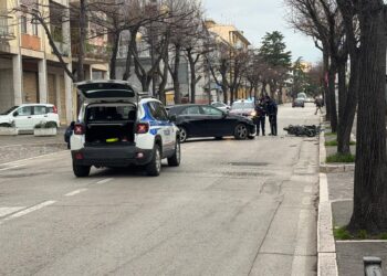Scontro auto-moto all’incrocio corso Mazzini-via Pitagora, persona ferita portata in ospedale