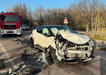 Violento scontro tra due auto sulla Sp 154, tre i feriti lievi