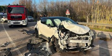 Violento scontro tra due auto sulla Sp 154, tre i feriti lievi