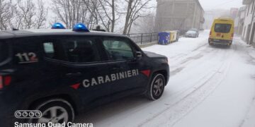 Pericolo ghiaccio sulle strade interne, alunni rimandati a casa: pulmino scortato dai carabinieri