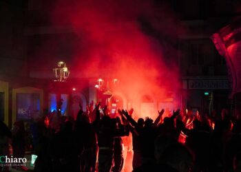 San Salvo-Pro Vasto, i tifosi di casa restano fuori ed esplode la protesta sotto il Comune: «La città non merita questo»