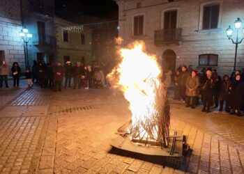 Il rito del fuoco e i canti popolari: a Furci la festa di Sant’Antonio