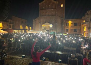 L’attesa del 2025 in piazza San Vitale: successo a San Salvo per “Scintille”
