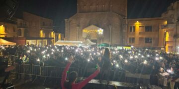 L’attesa del 2025 in piazza San Vitale: successo a San Salvo per “Scintille”
