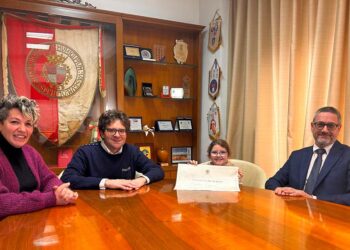 A 8 anni raccoglie carte e rifiuti abbandonati, attestato di merito per Beatrice Ruggiero