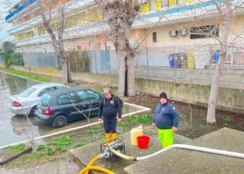 Si allaga il piazzale del palazzetto dello sport di San Salvo Marina, «Quadro elettrico manomesso»