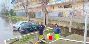 Si allaga il piazzale del palazzetto dello sport di San Salvo Marina, «Quadro elettrico manomesso»