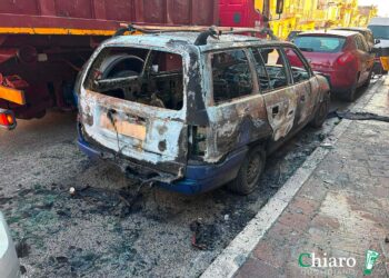 Fiamme nella notte in via Roma, distrutta una Opel Astra