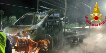Camioncino prende fuoco in marcia in A14: distrutto dalle fiamme