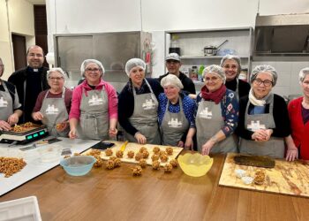 Mani sapienti al lavoro: così nasce la cicerchiata, la golosità del Carnevale