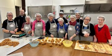 Mani sapienti al lavoro: così nasce la cicerchiata, la golosità del Carnevale