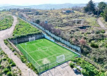 Il nuovo campo da calcetto di fianco alla caserma abbandonata da 27 anni