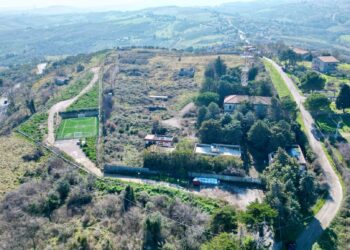 Il nuovo campo da calcetto di fianco alla caserma abbandonata da 27 anni