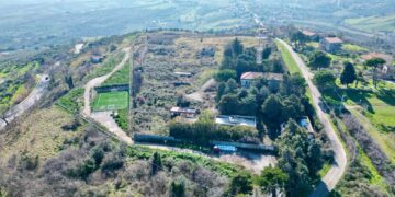 Il nuovo campo da calcetto di fianco alla caserma abbandonata da 27 anni