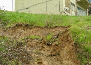 Smottamento a Punta Penna: cede un pezzo di costone sotto le case