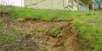 Smottamento a Punta Penna: cede un pezzo di costone sotto le case