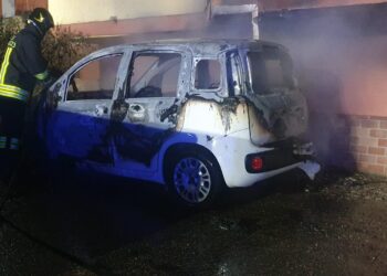 Auto a fuoco nel centro di San Salvo, probabile guasto elettrico