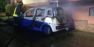 Auto a fuoco nel centro di San Salvo, probabile guasto elettrico