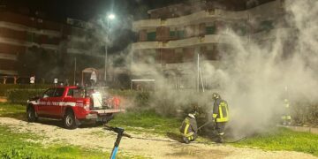 Auto a fuoco nell’area verde-parcheggio, «qui taglio selvaggio di abeti e d’estate zona di spaccio»
