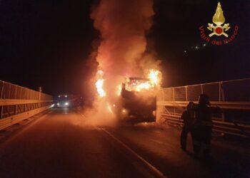 Pullman a fuoco sulla Trignina, salvo il conducente. Strada chiusa in nottata