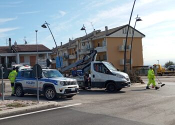 Sant’Antonio Abate, auto abbatte palo dell’illuminazione