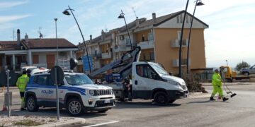 Sant’Antonio Abate, auto abbatte palo dell’illuminazione