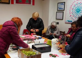 “Uncinettine” al lavoro, obiettivo: 60mila fiorellini per il pannello del Giubileo di Roma