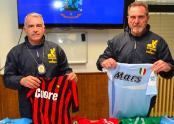 Vendita di maglie “romantiche” delle squadre di Serie A, la guardia di finanza ne sequestra 1.500